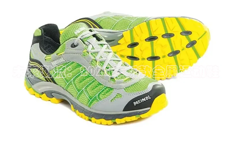 未来潮流：2025年新款全黑运动鞋